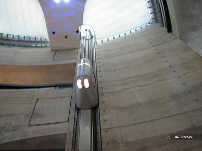 лифт в виде космической капсулы