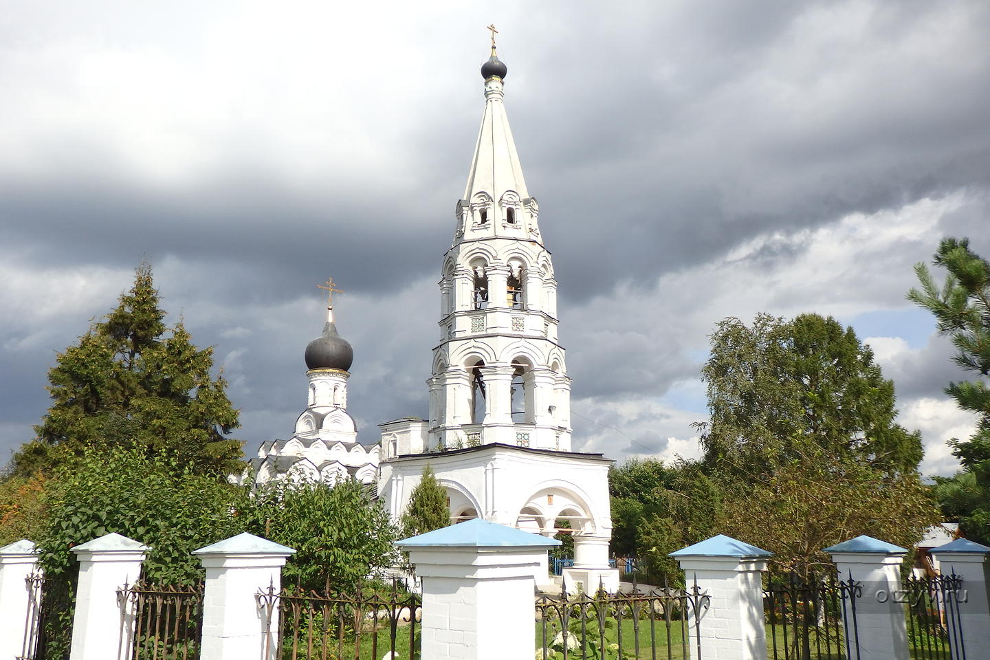 Мячково нижегородская область. Церковь Мячково Лыткарино. Сходня Церковь в поле. Достопримечательности Подмосковья. Храм Святой Троицы в Сходне.