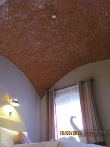 Сводчатый потолок в номере, с эффектом окружающего звука