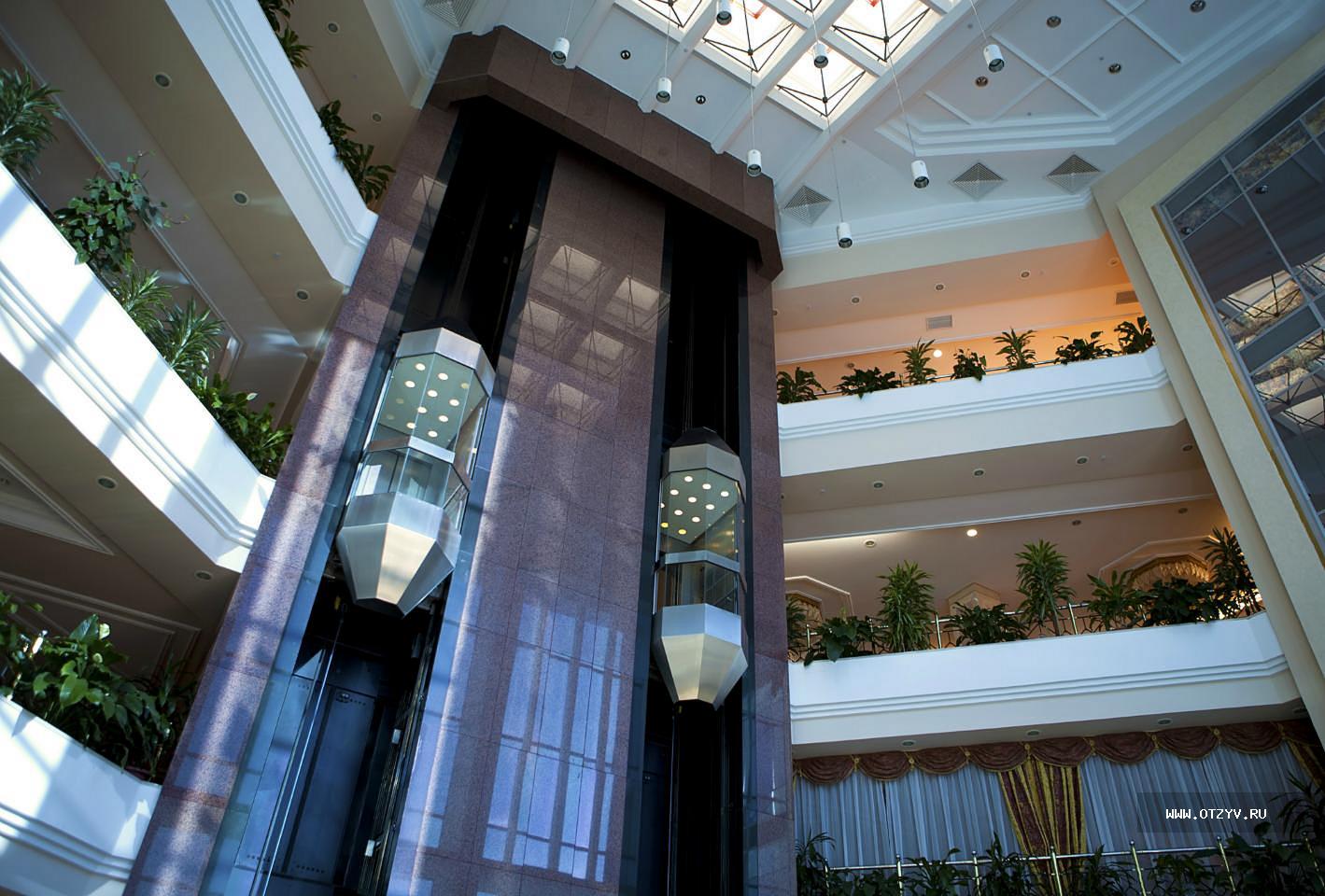 Прозрачный лифт в отеле