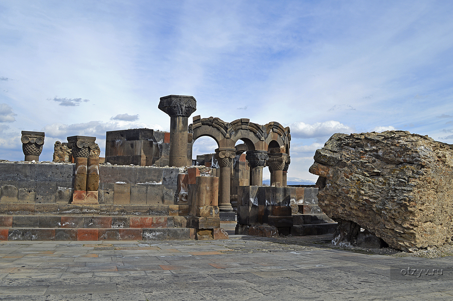 Где находится звартноц. Руины храма Звартноц. Эчмиадзин Звартноц. Храм Звартноц в Армении. Ереван - Эчмиадзин - храм Звартноц.