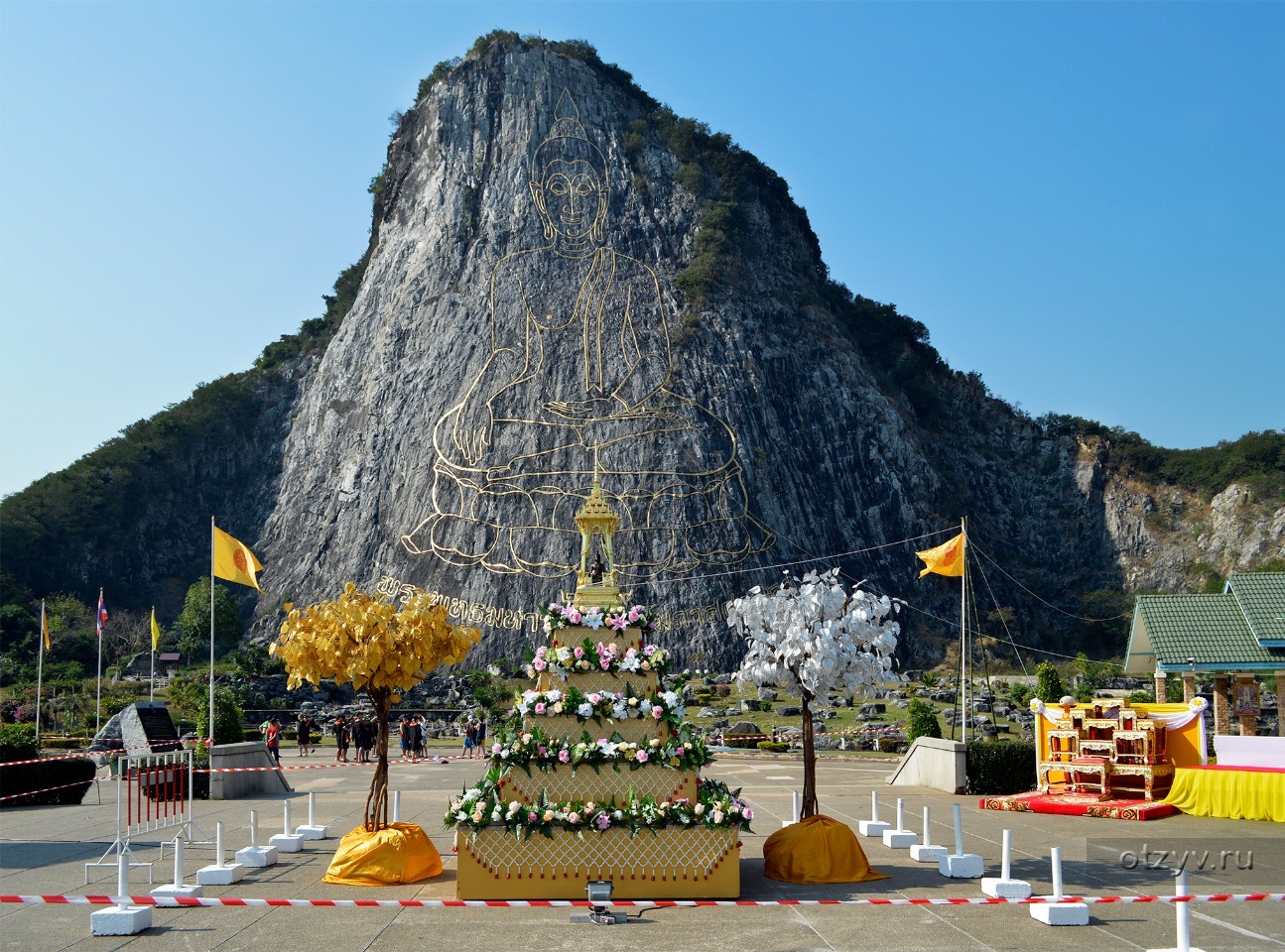 гора золотого будды в паттайе. будда в скале в тайланде. золотой будда в паттайе на горе. скала будды. гора золотого будды в паттайе.