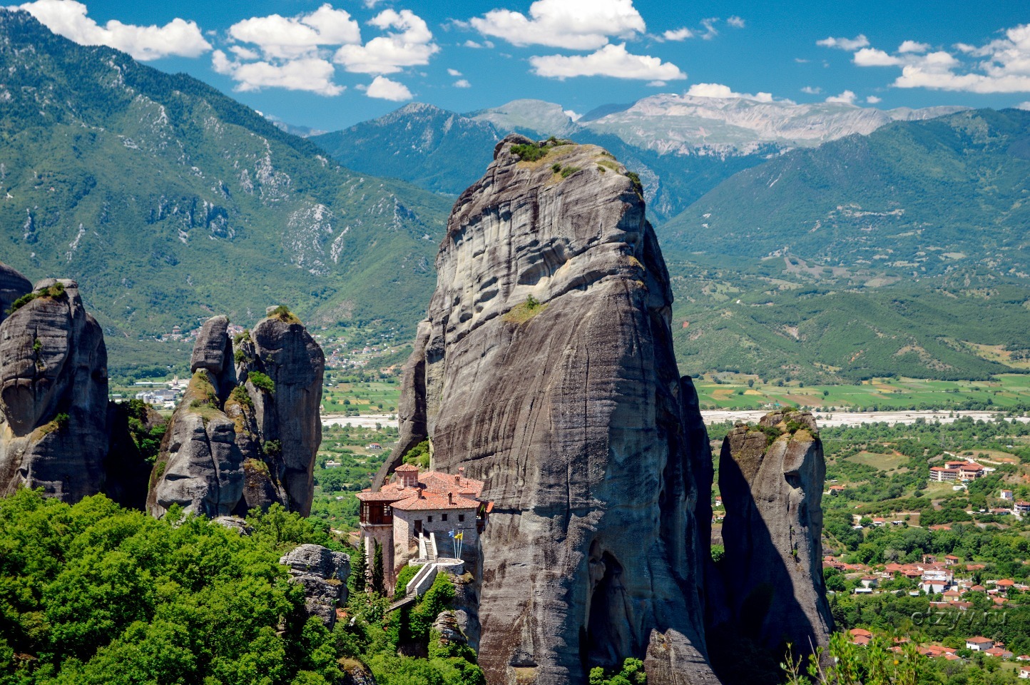 Греция монастыри в горах Метеоры
