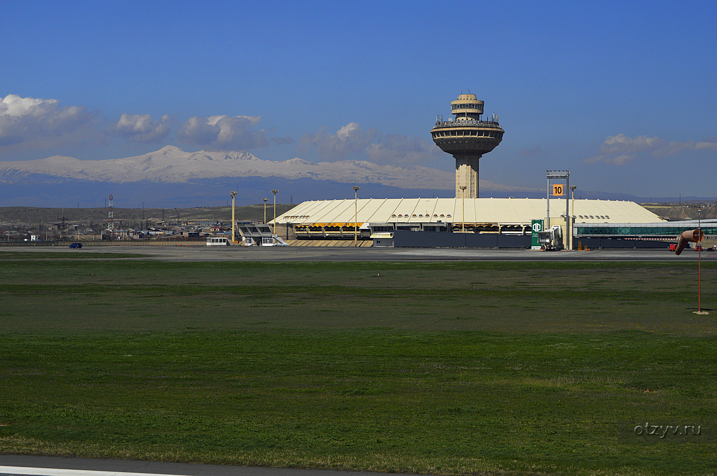 Сайт аэропорта звартноц. Международный аэропорт Звартноц. Аэропорт Армении Ереван. Башня аэропорта Звартноц. Армении ареапорт ереаан.