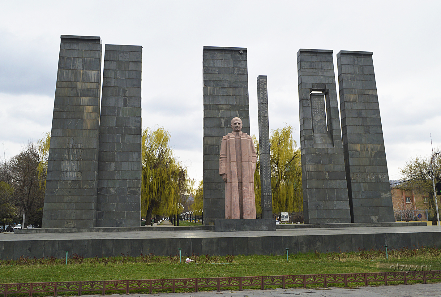 Памятники в ереване фото