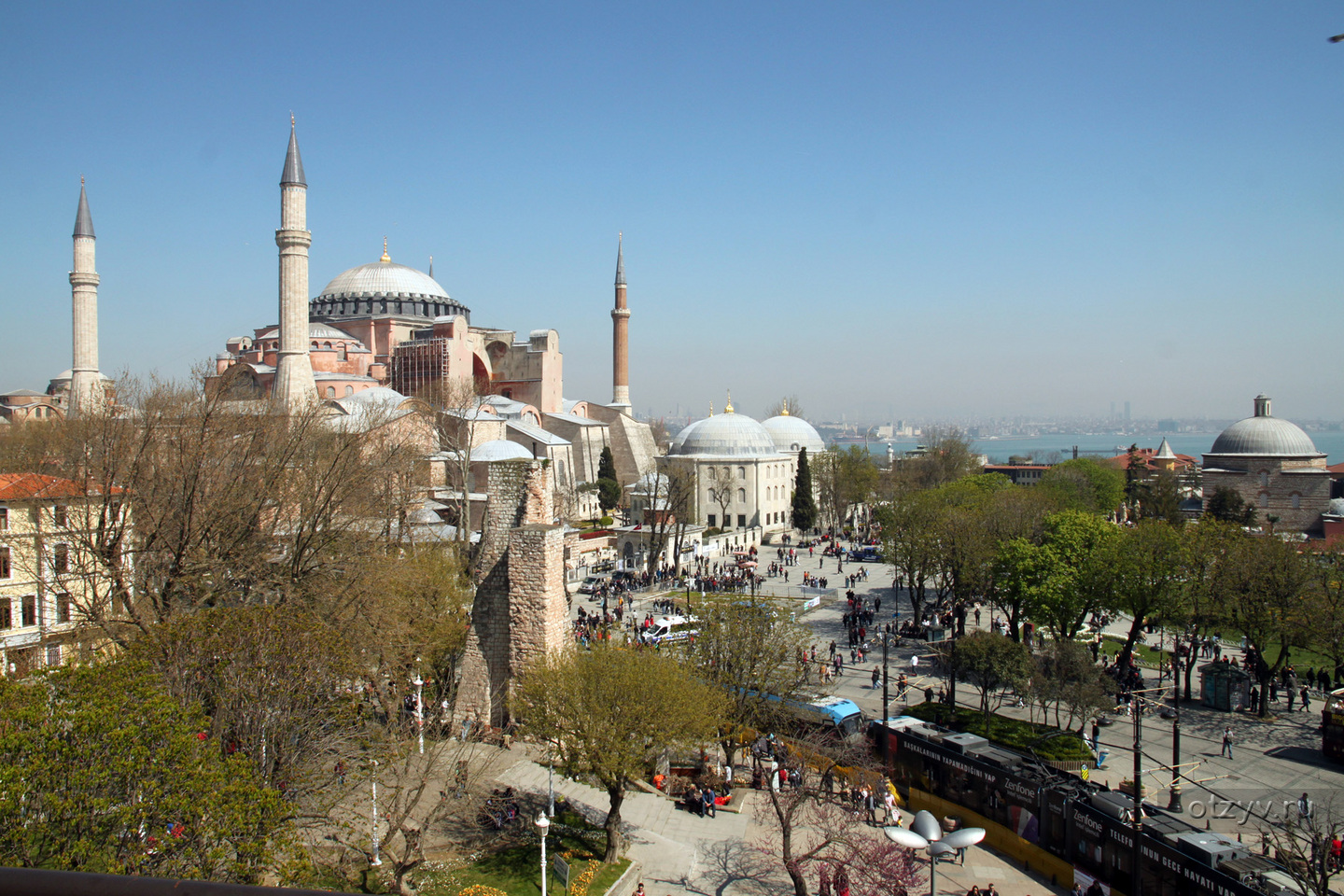 Туры в стамбул в апреле. Стамбул Турция в апреле. Стамбул старый город апрель. Султанахмет апрель.