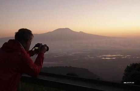 Рассвет второго дня в Мириакамбе, вид на Килиманджаро. До него около 50 км.