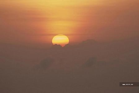 Солнце встает чуть правее Килиманджаро.