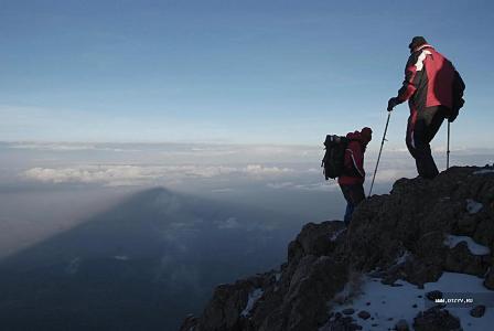 Гора Меру отбрасывает на облака тень.