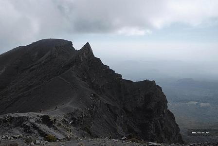 Не верится, что мы шли наверх в темноте по этому чудовищному гребню ящера.