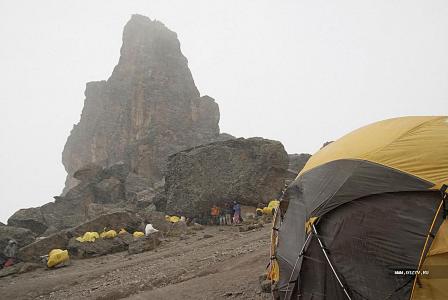 На перевале неуютно, все прячутся по палаткам и щелям.