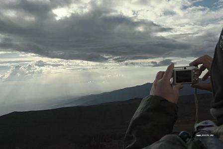 В закатных лучах прячется гордая Меру, где мы были давеча.