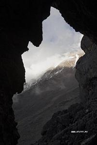 Из пещерки в Лавовой Башни любуемся на Кибо.