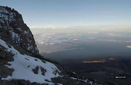 Справа высится громада Кибо. Облака глубоко внизу.
