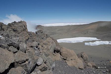 Поднимаемся из кратера на его внешнюю стену к пику Ухуру. Дно ровное, как футбольное поле.