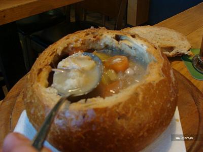 Суп из утиного мяса в  хлебе "у Потрефена гуса"в Смихове на заводе