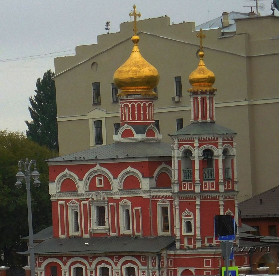 Красный храм в москве. Церковь в центре Москвы. Антиповская Церковь Москва. Московский храм Павельцевский.