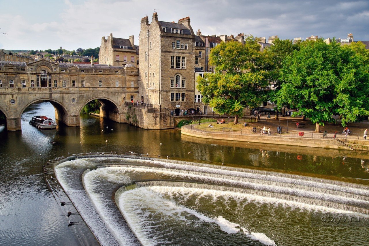 Bath england. Бат Англия. Pulteney Bridge в бате. Bath Англия. Бат графство.