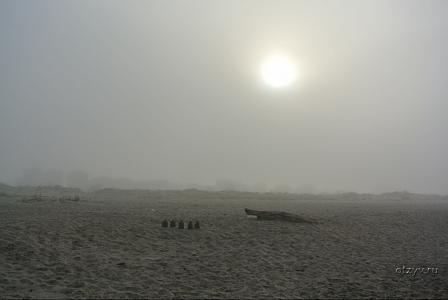 На Косу пришел туман, вид с моря на дома и дюны