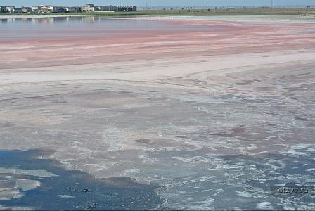 Розовое соленое озеро в Мирном.