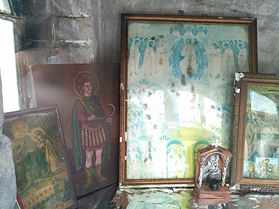 Внутри часовенки все самопальное, очень по-домашнему / Ситония, Халкидики, Греция, июнь-август 2017 (Греция)