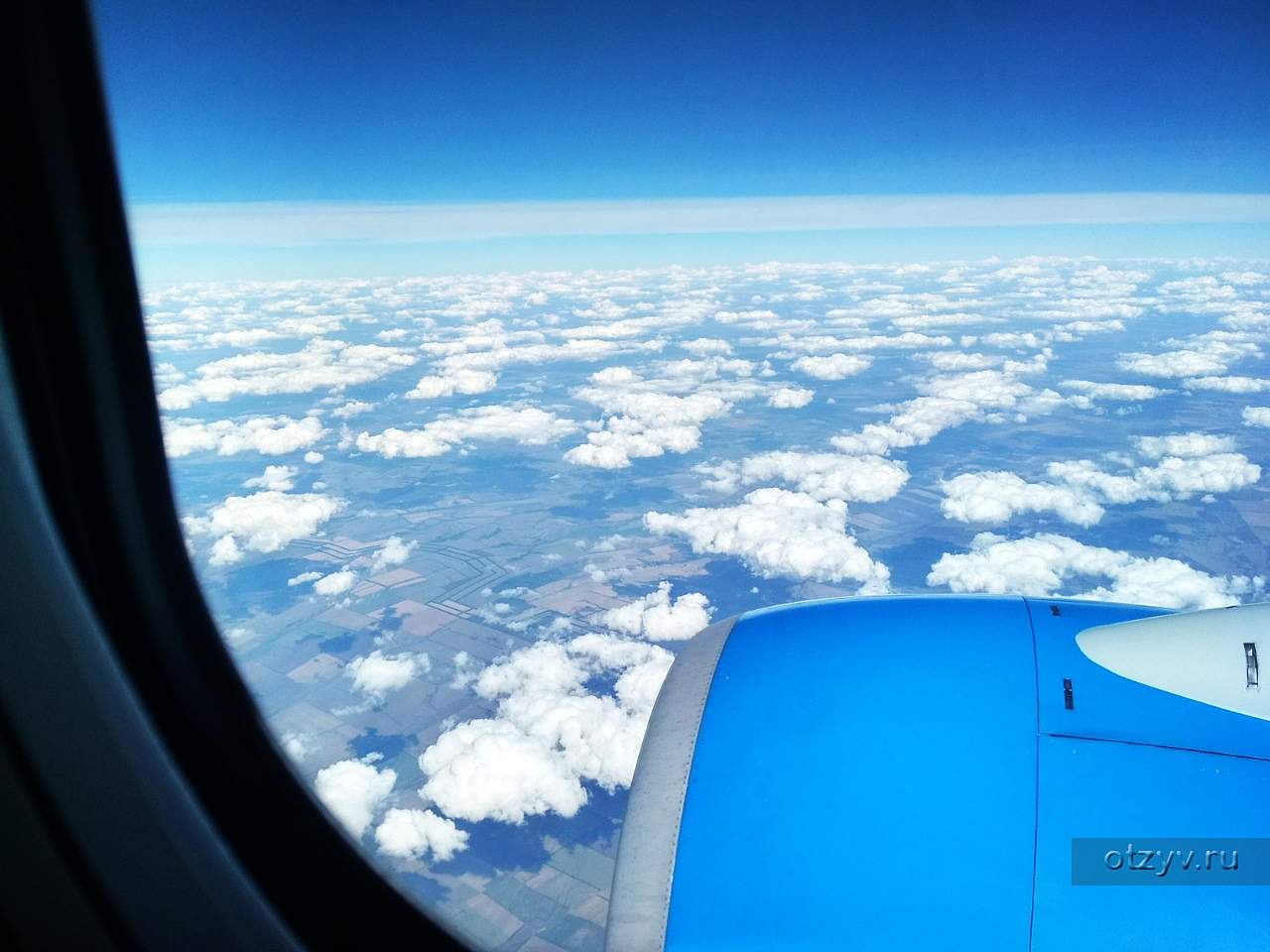 Фото с самолета с окна днем