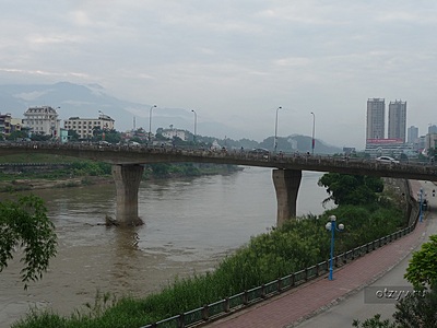 Набережная реки Красной в Лао Кае