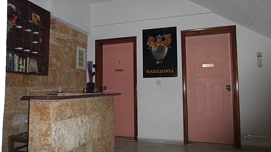 Скромная стойка регистрации в отеле "Костас Инн" в Спили, Крит