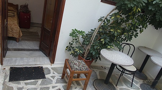 Вид с внутреннего балкончика в номер отеля "Костас Инн"