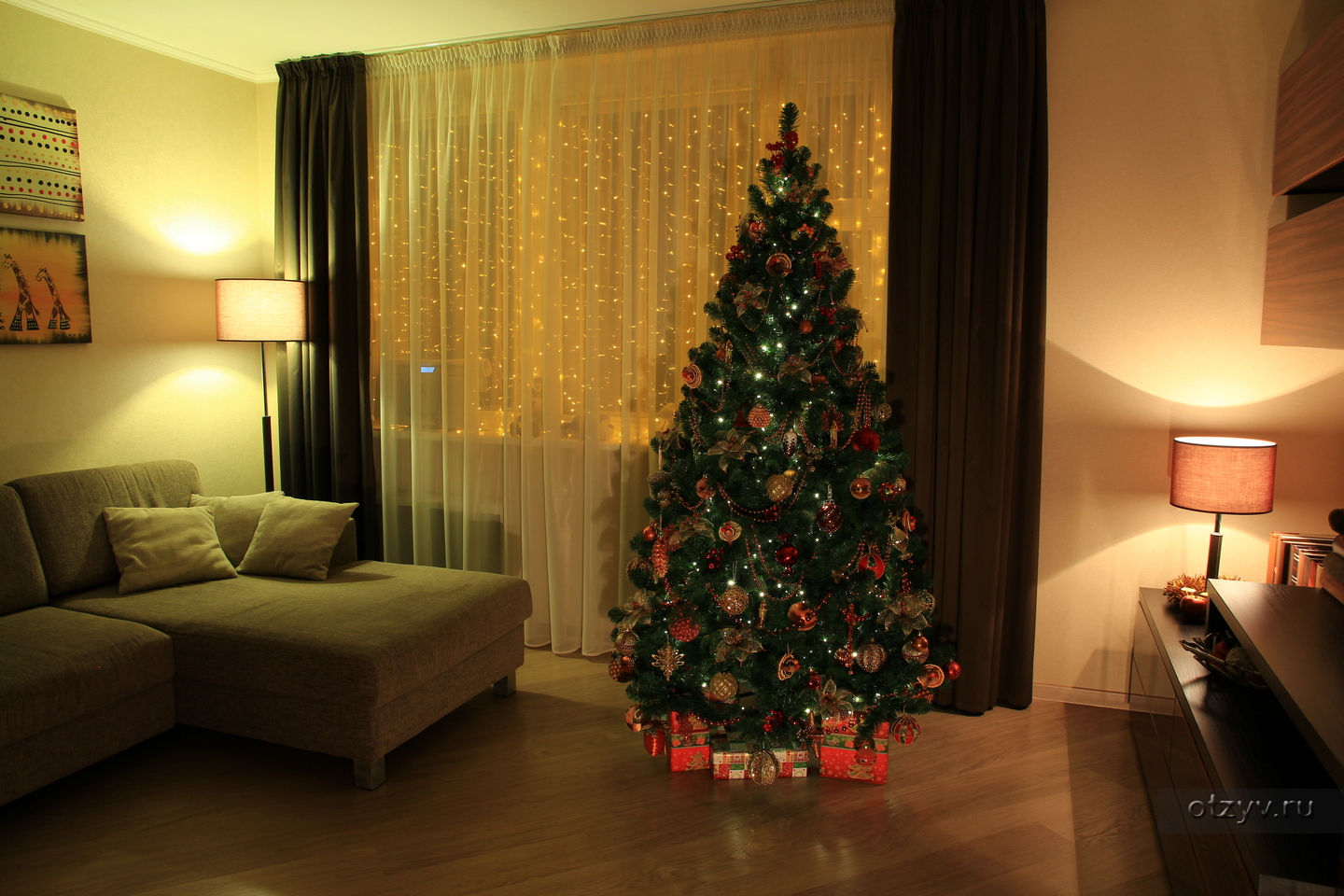Елку в квартире 1. Комната с елкой. Новогодняя елка в квартире. Красивая елка. Новогодний интерьер в квартире.