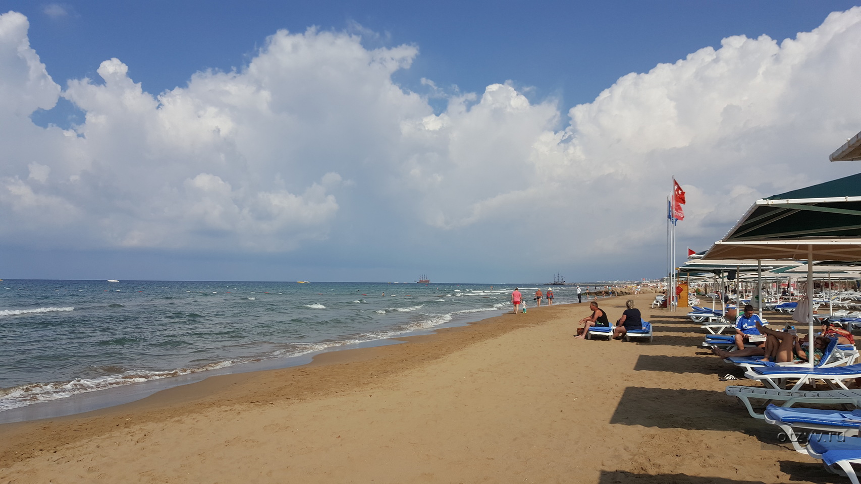 Вода в море сиде турция. Пляж Кумкой. Сиде в мае. Сиде фото пляжей. Джинджер Бич Сиде пляж фото.