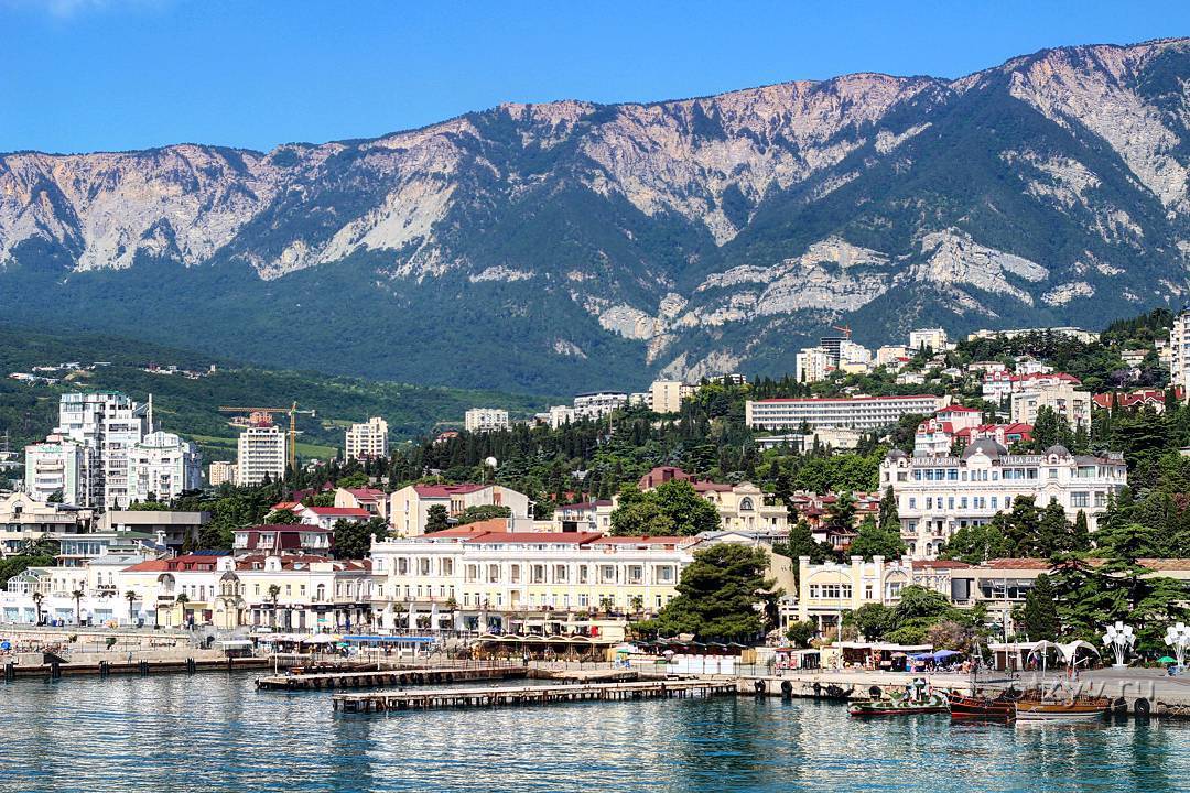 Город крым есть. Ялта вид с моря. Ялта город в Крыму. Крым Ялта вид на море. Ялта горы набережная.