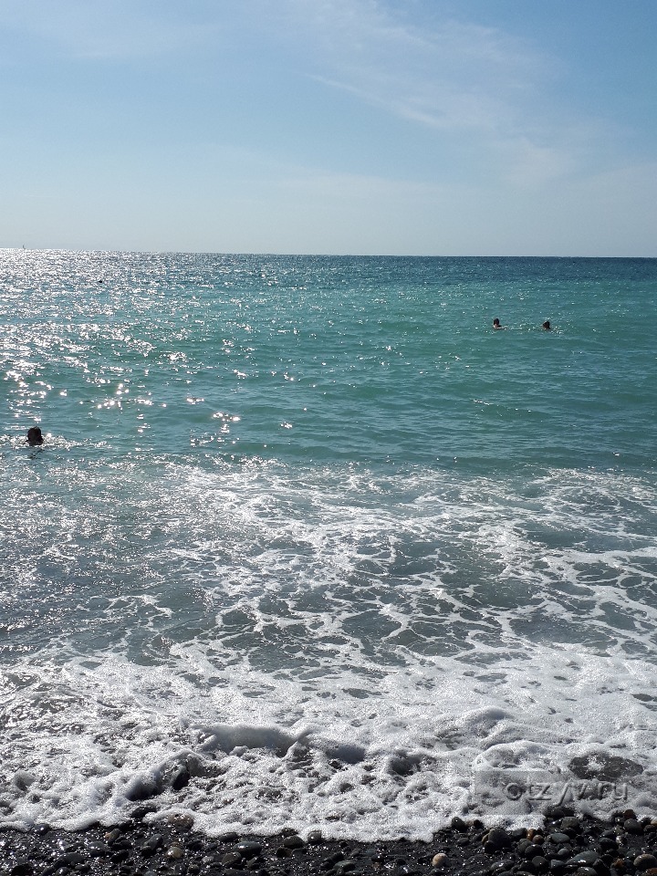 Погода адлер по часам. Море в Сочи сейчас Адлер. Море в Адлере сейчас. Море в Адлере в июле. Вода в Адлере в море.