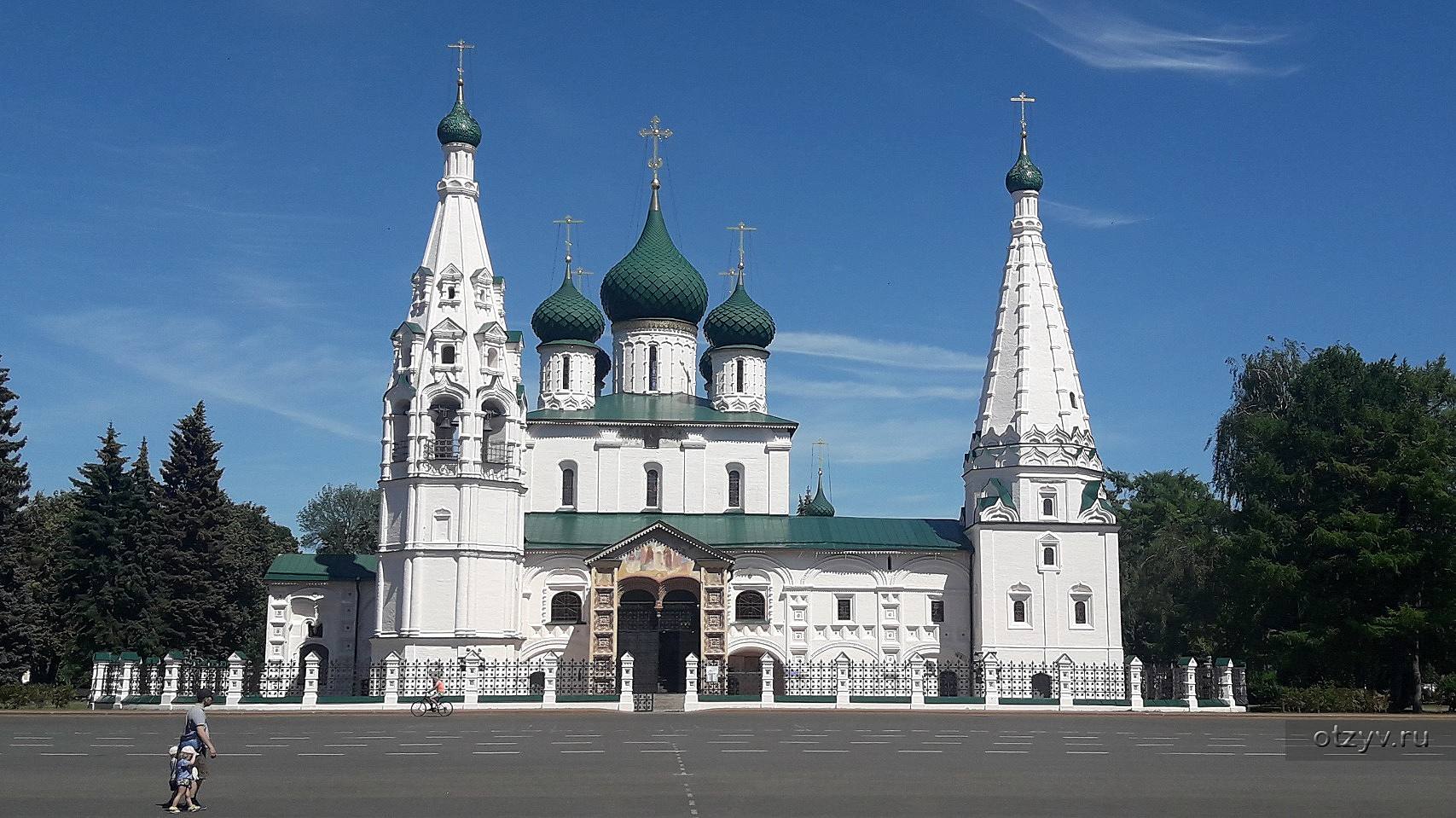 Храм с зелеными куполами в Ярославле