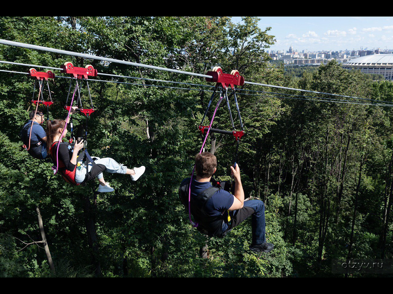 В каком городе находится человек. Зиплайн Воробьевы. Skypark Zipline Воробьевы горы. Аттракцион зиплайн в Лужниках. Аттракцион Zipline в Skypark Москва (Лужники).