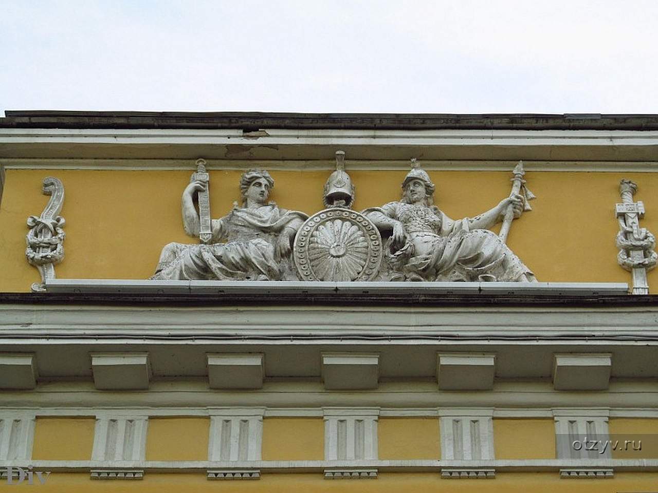 Статуи украшающие казармы Павловского полка