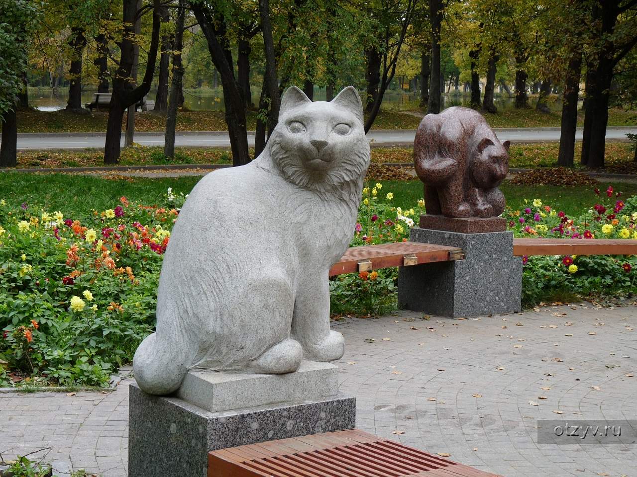 Кот на скамейке памятник