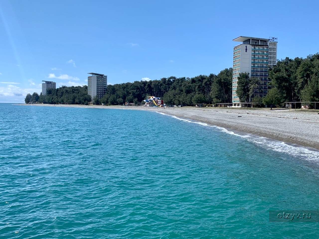 Пицунда абхазия бронирование. Апсны пляж Пицунда. Пицунда Абхазия фото. Пицунда фото на рабочий стол. Пицунда Абхазия октябрь 2021 развлечение, прокат велосипедов.