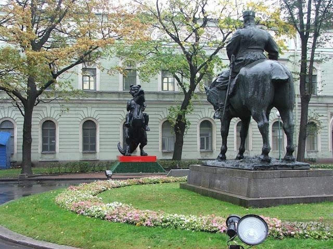 Памятник Александру 1 в Петербурге у мраморного дворца в Петербурге