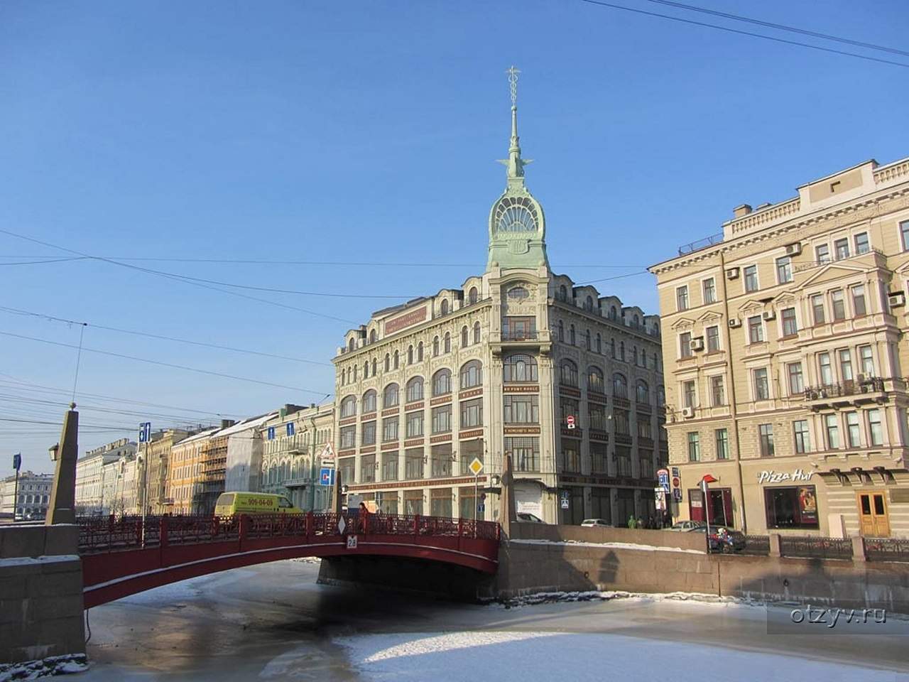 Магазин у красного моста в Санкт-Петербурге