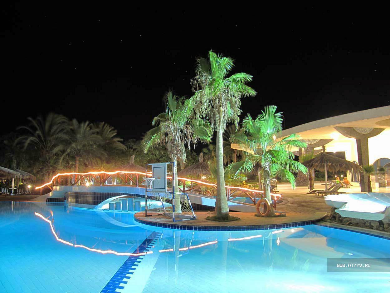 Отзывы coral resort. Резорт фото ночью бассейн.