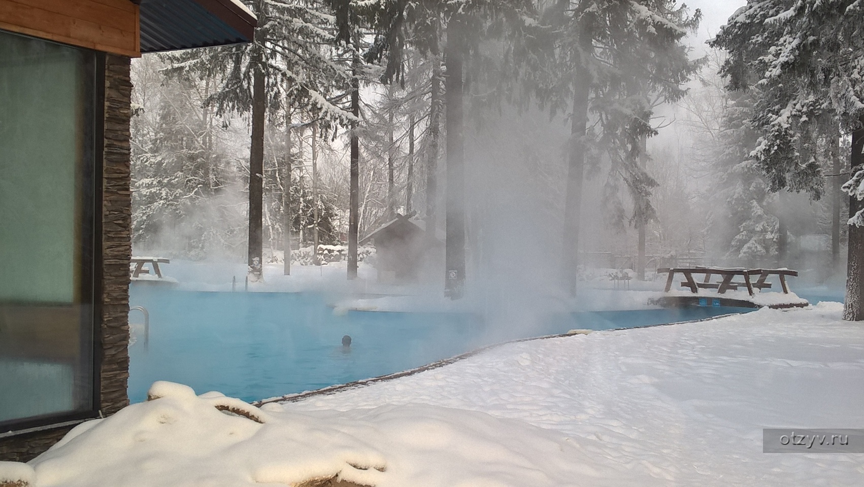 Парк отель солнечный бассейн зимой открытый
