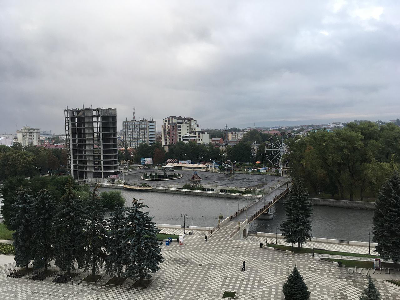 Весенний владикавказ фото. Мега Владикавказ Весенняя. Вид с гостиницы Владикавказ. Владикавказ весной.