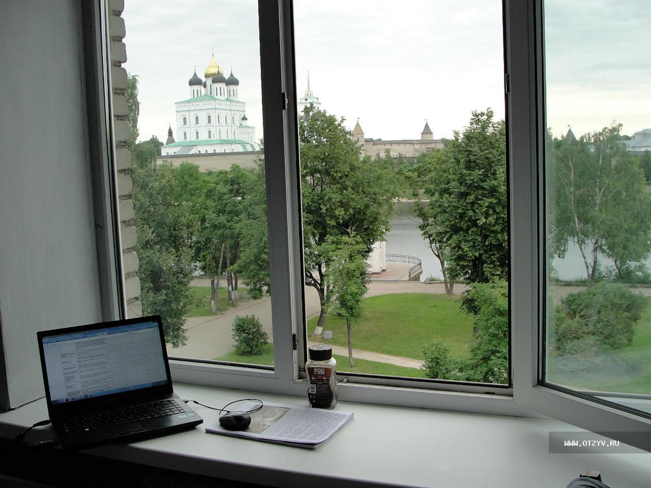 Окно купить псков. Окна Москва. Вид из окна. Подоконник с видом на Кремль. Вид из окна на Кремль.